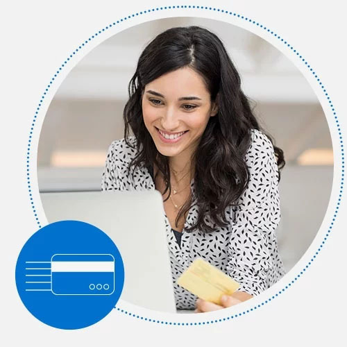 Mujer recibe pagos en línea desde Bind ERP con PayU